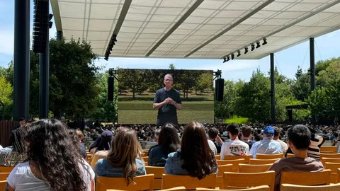 Tim Cook Menerima Tepuk Tangan Pada Penampilan Terakhirnya di WWDC 2026