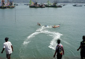Balap Perahu Kunting dan Miniatur Menghiasi Perayaan Grebeg Suro di Tulungagung