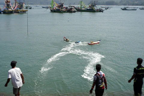 Balap Perahu Kunting dan Miniatur Menghiasi Perayaan Grebeg Suro di Tulungagung