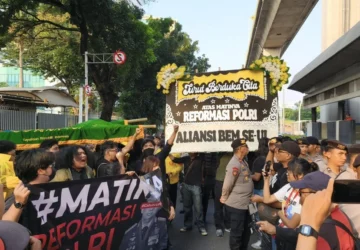 BEM UI Mengadakan Aksi Gotong Keranda untuk Menceritakan Kehilangan Reformasi Polri
