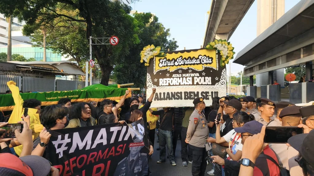 BEM UI Mengadakan Aksi Gotong Keranda untuk Menceritakan Kehilangan Reformasi Polri