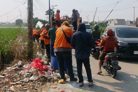 DLH Bekasi Angkut 10 Ton Sampah di Babelan untuk Mencegah Pembuangan Sembarangan