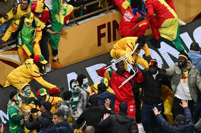 Fans Menginjak Lapangan Selama Pertandingan Belgium-Senegal di Seattle