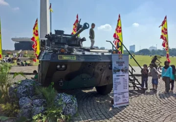 HUT Ke-65 Kostrad: Warga Antusias Mengintai Tank Leopard dan Rudal Mistral di Monas
