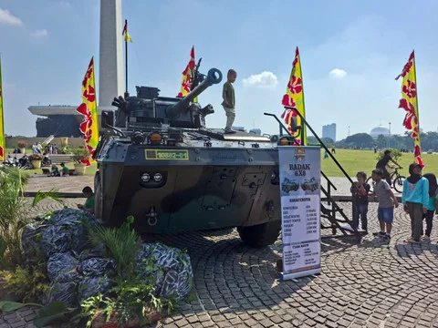 HUT Ke-65 Kostrad: Warga Antusias Mengintai Tank Leopard dan Rudal Mistral di Monas