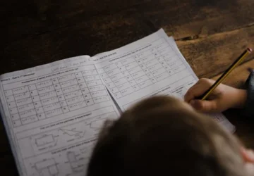 Mengapa Anak SD Menganggap Matematika Sulit dan Bagaimana Guru Bisa Mengubahnya