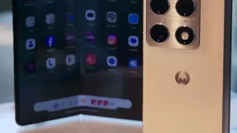 Motorola Razr Fold Hadirkan Fitur Quick Share untuk Kirim File ke iPhone dengan Mudah