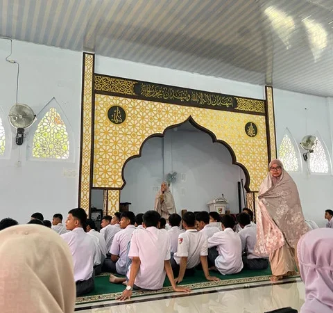 Pembentukan Karakter di Sekolah: Peran Kurikulum dan Guru