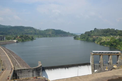 PLN Bangun PLTS Terapung di Waduk untuk Mengatasi Pemadaman Listrik