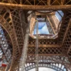 Pria Panjat Menara Eiffel dan Mengibarkan Bendera AS Ditangkap Polisi