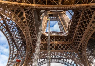 Pria Panjat Menara Eiffel dan Mengibarkan Bendera AS Ditangkap Polisi