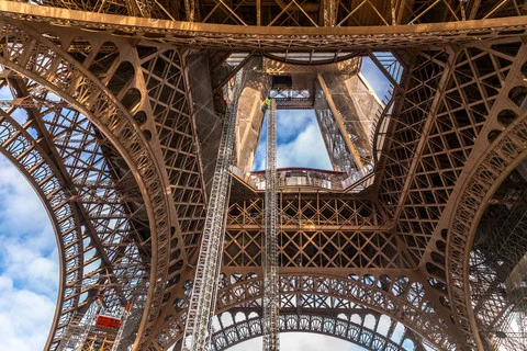 Pria Panjat Menara Eiffel dan Mengibarkan Bendera AS Ditangkap Polisi
