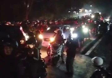 Puncak Macet Saat Libur Sekolah, Pengendara Pilih Menepi buat Rehat