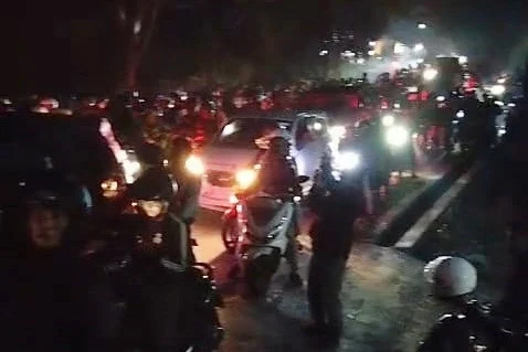 Puncak Macet Saat Libur Sekolah, Pengendara Pilih Menepi buat Rehat